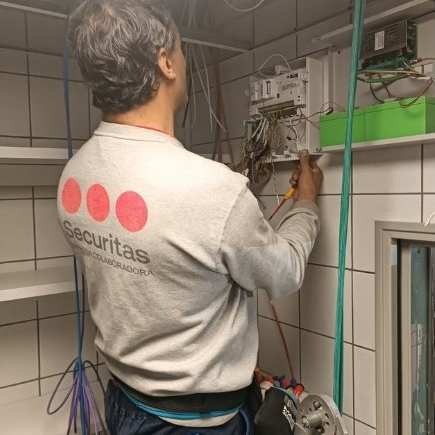 instalaciones eléctricas de baja tensión Aingenia trabajando
