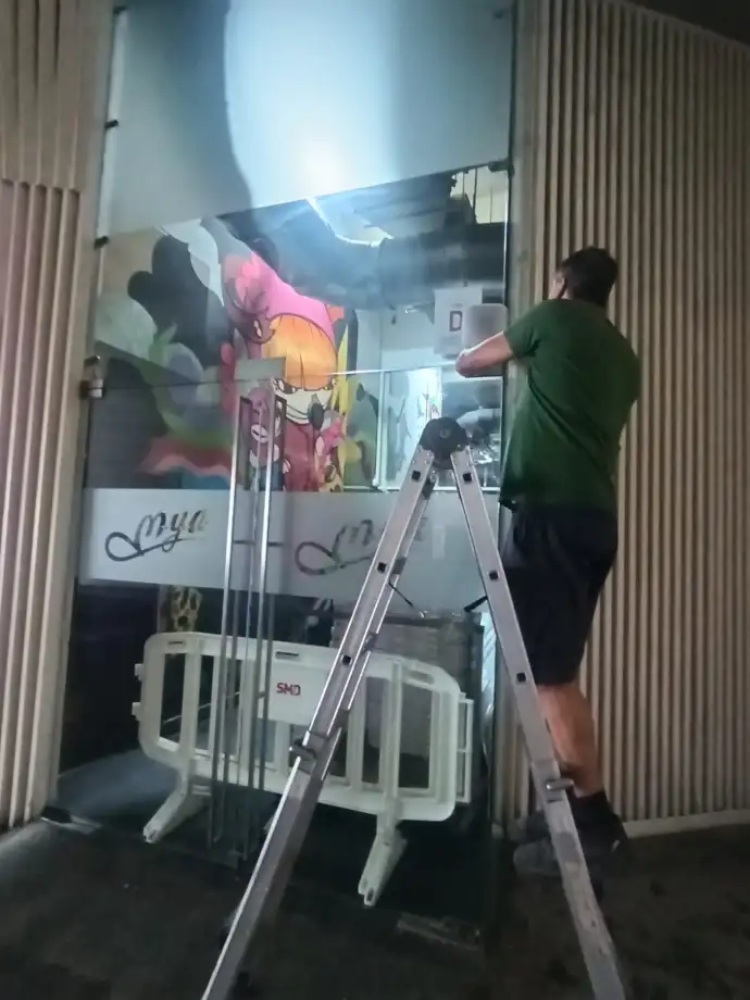 Instalación de alarmas Aingenia Trabajador de Aingenia instalando una alarma de seguridad