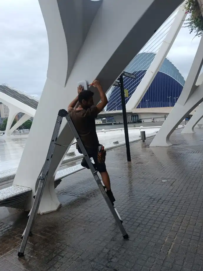 Instalaciones eléctricas Aingenia Trabajador de Aingenia instalando en la ciudad de las artes y las ciencias