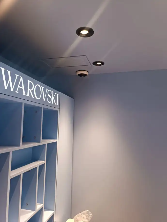 Instalación de cámara de seguridad Aingenia estantería de tienda Swarovski enfocada por cámara